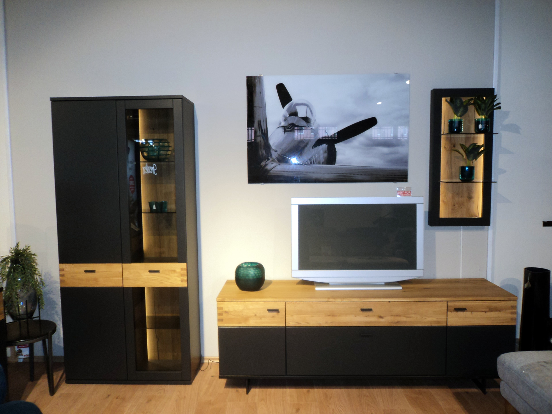 Wohnwand in Lack schwarzgrau/Wildeiche geölt