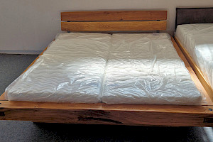 Massivholz-Schwebebalkenbett 180 x 200 cm