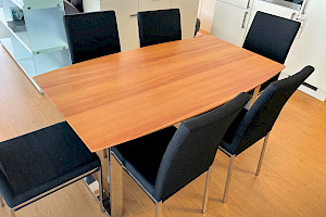 Essgruppe bestehend aus Esstisch + 6 Stühlen