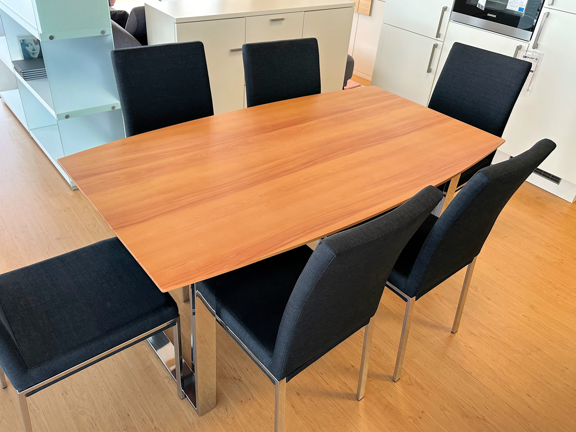 Essgruppe bestehend aus Esstisch + 6 Stühlen