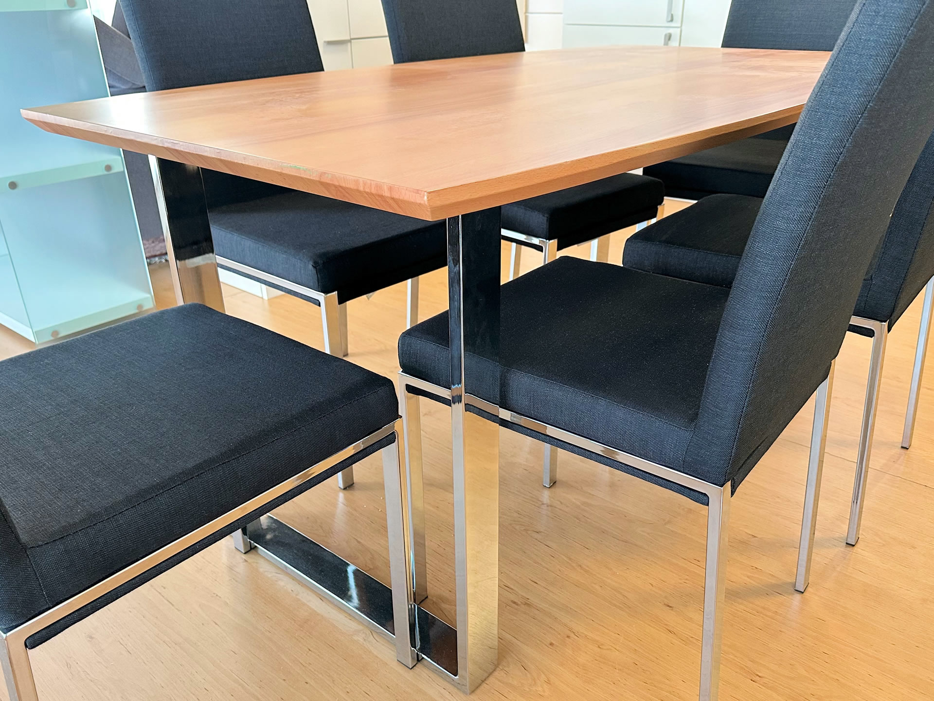 Essgruppe bestehend aus Esstisch + 6 Stühlen