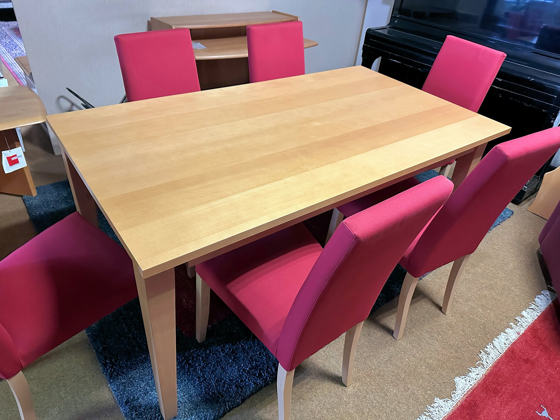 Essgruppe bestehend aus Auszugstisch + 6 Stühlen