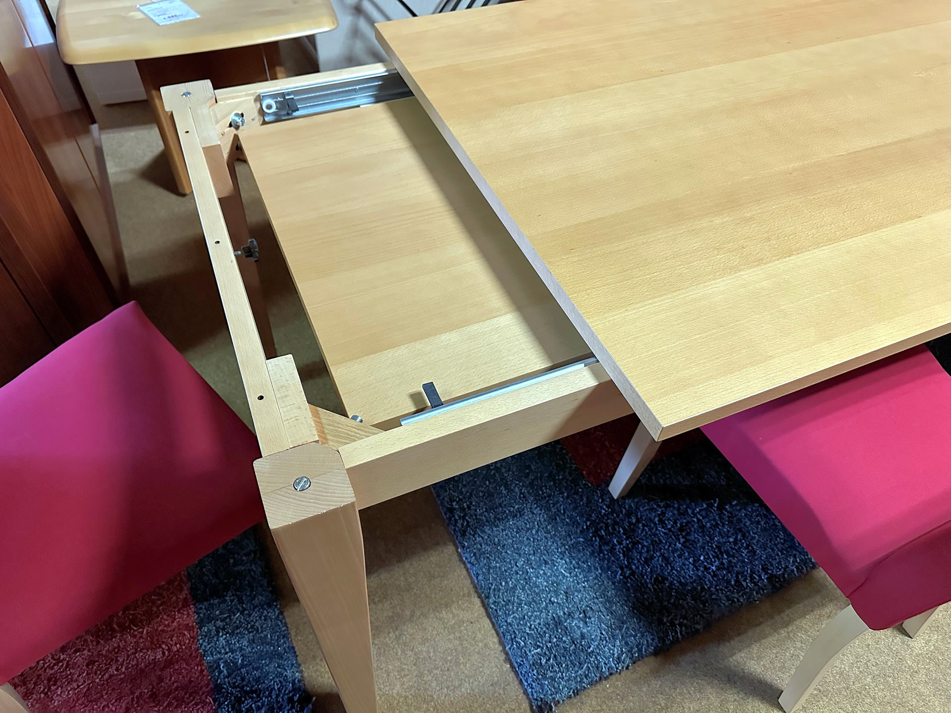 Essgruppe bestehend aus Auszugstisch + 6 Stühlen