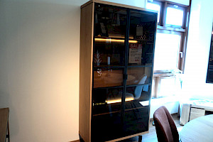 H&H Ridgefield Vitrine