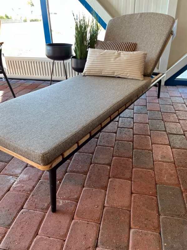 Gartenliege aus massivem Teakholz verstellbar