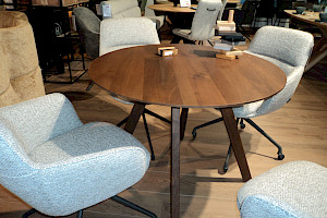 Runder Massivholz-Esstisch in Eiche smoke