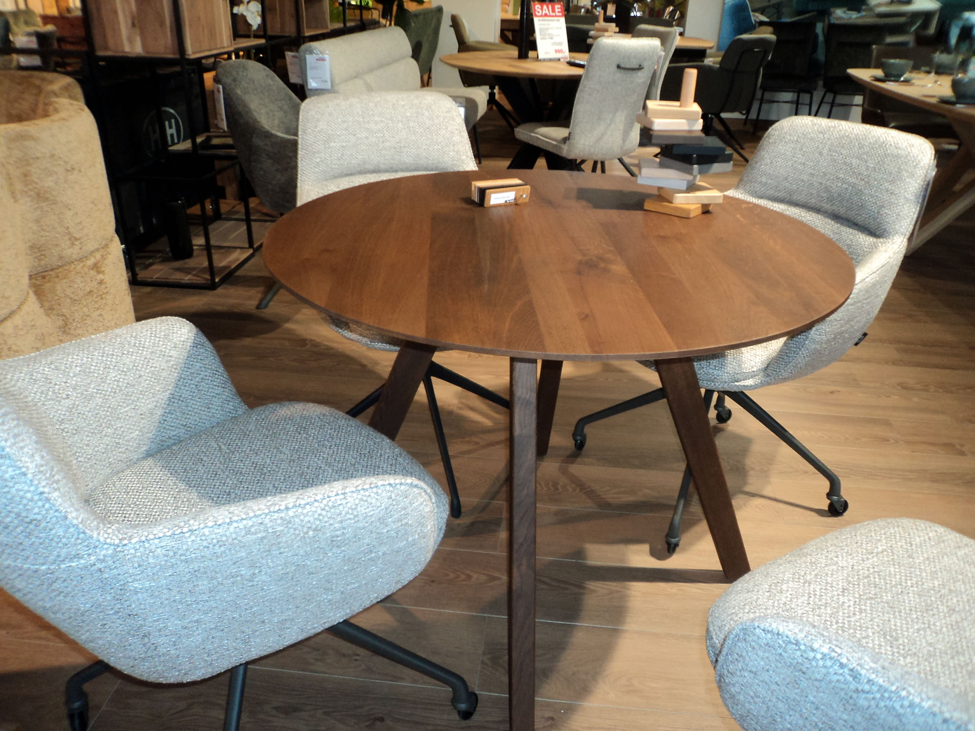 Runder Massivholz-Esstisch in Eiche smoke