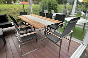 Baumkanten Teakholz-Tisch