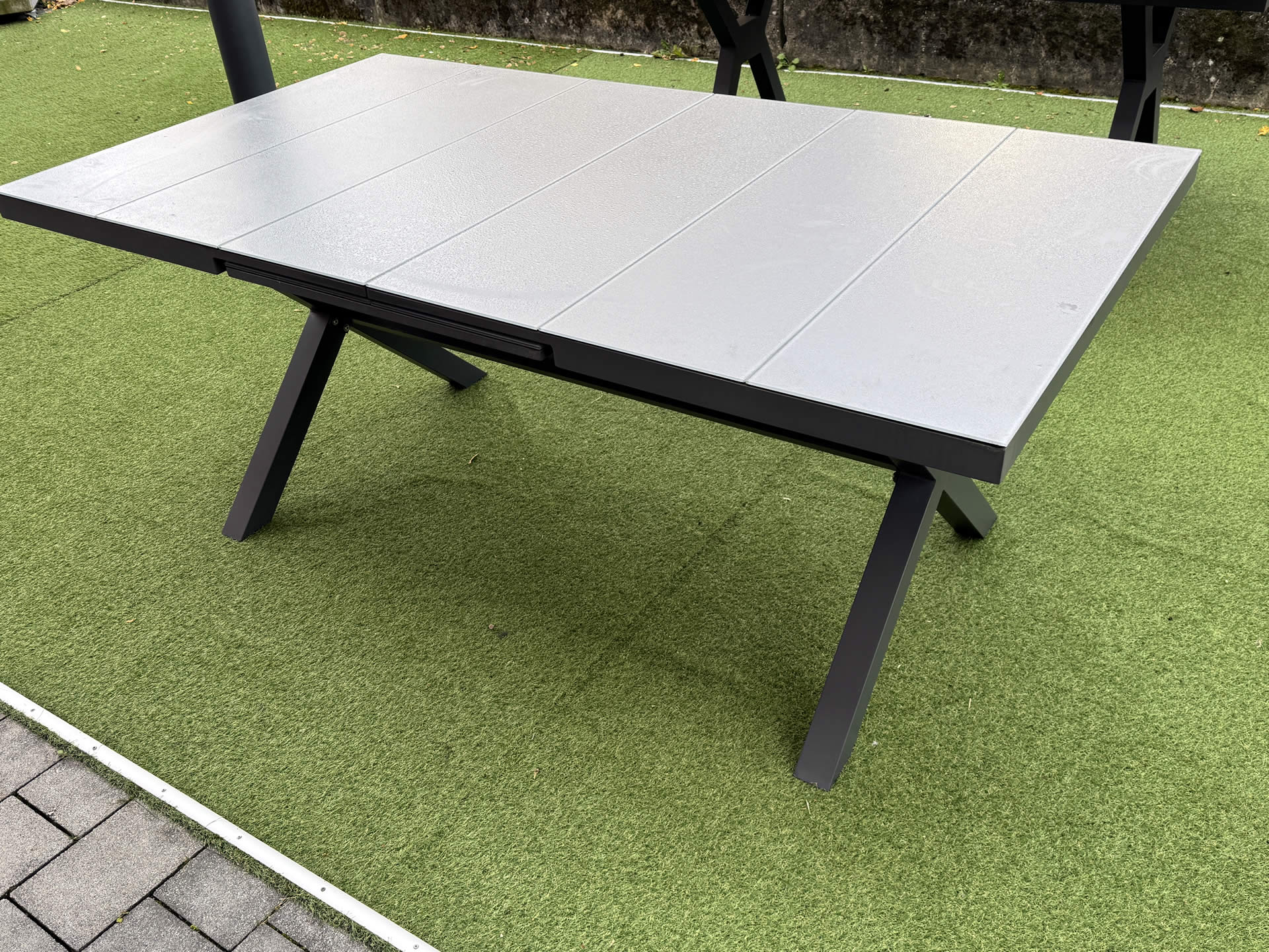 Hochkomfortabler Outdoor Auszugstisch