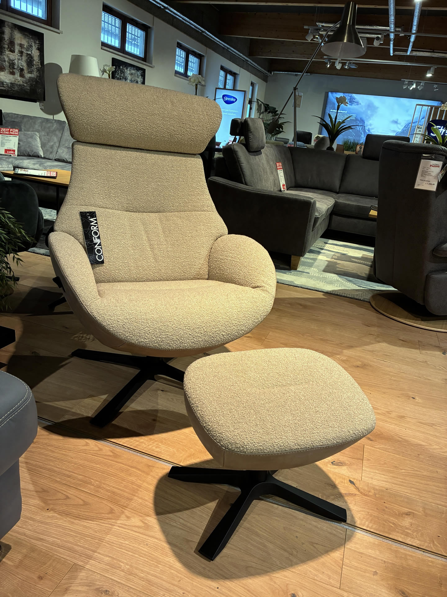 Conform Sessel + Hocker Globe
