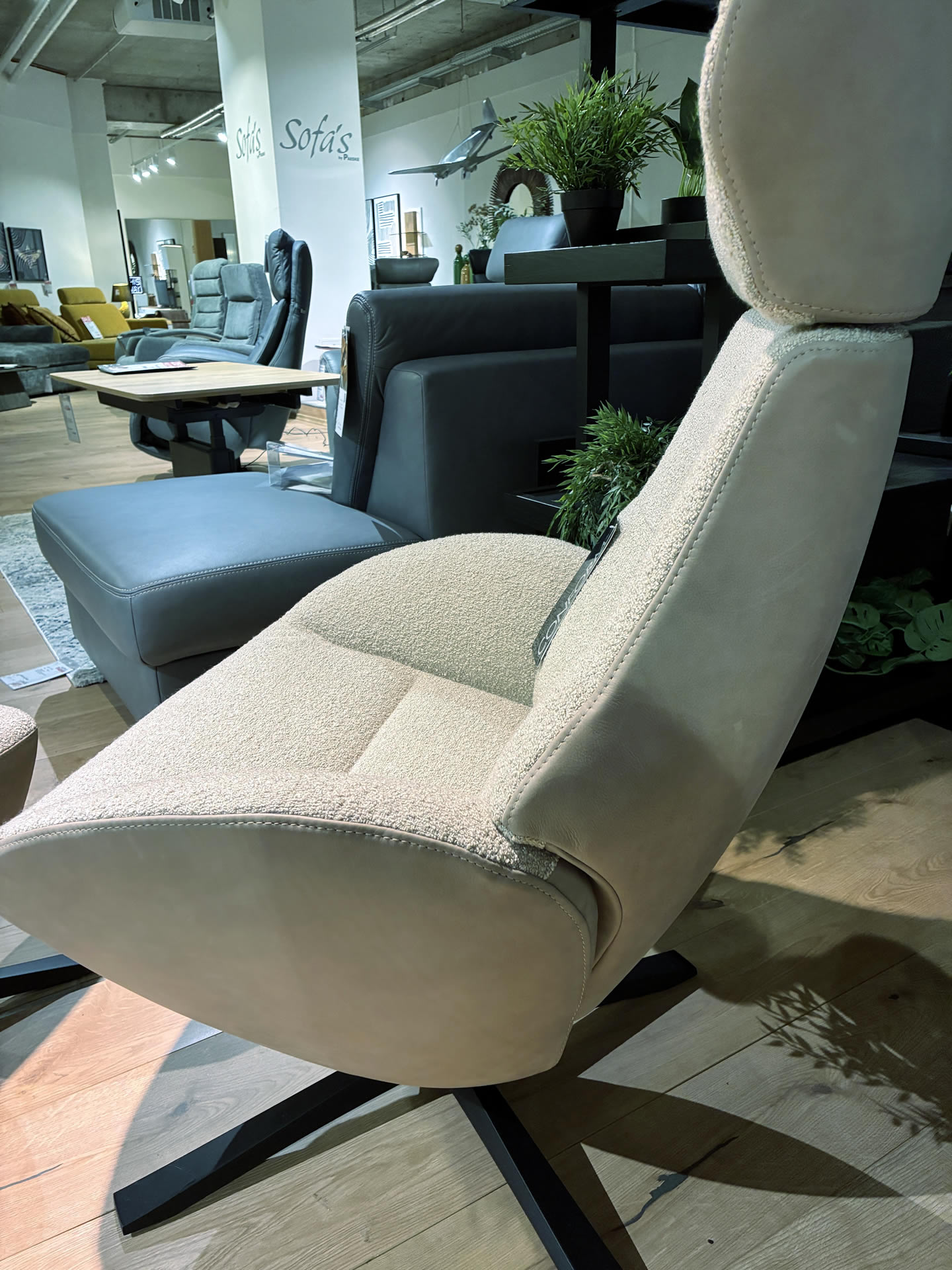 Conform Sessel + Hocker Globe